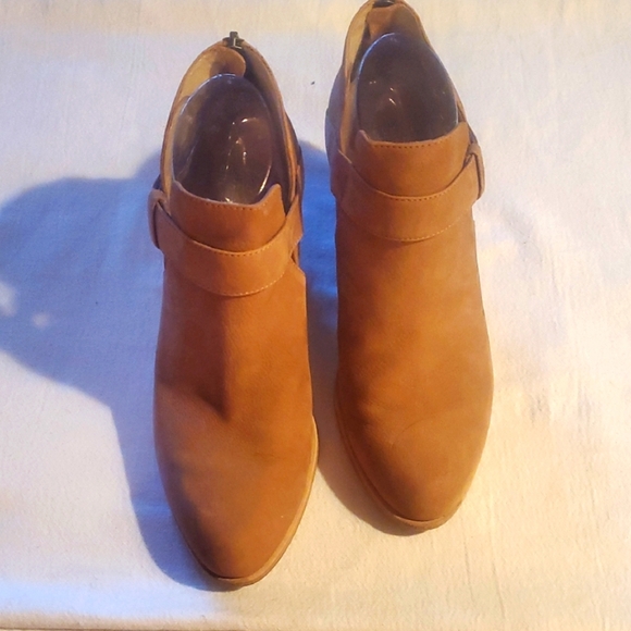 Eileen Fisher Ives Tan Ankle Heeled Sz. 9 Booties - Picture 1 of 12